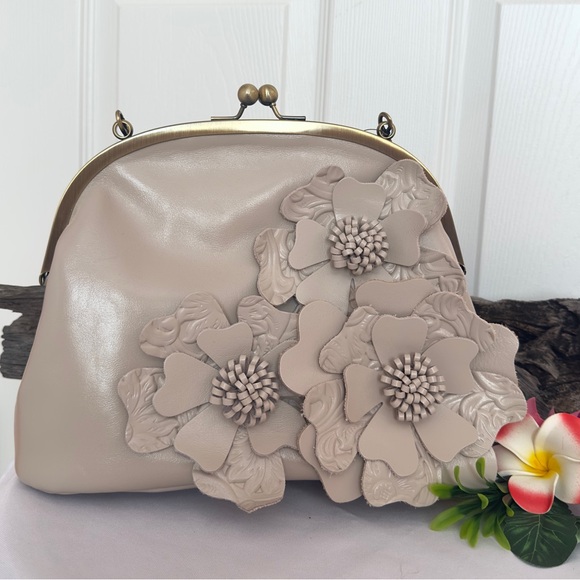 PATRICIA NASH ~ 3-D Leather Floral Appliqué Greige Crossbody w/Signature Lining - Picture 7 of 9
